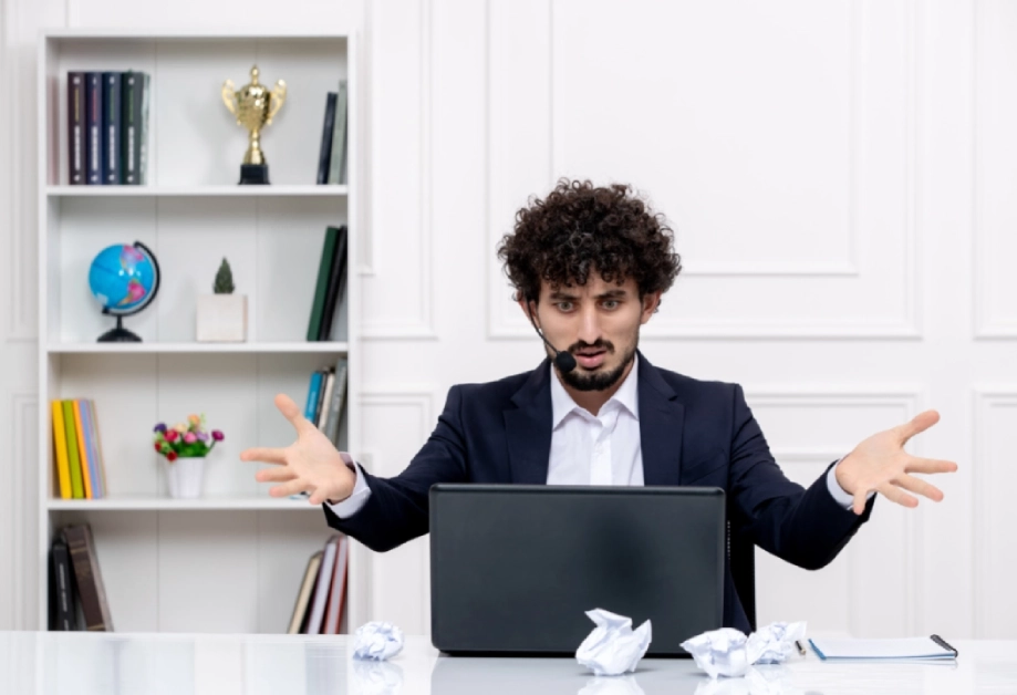 New entrepreneur avoiding common startup mistakes like underpricing and lack of validation while building a profitable online business in 2026